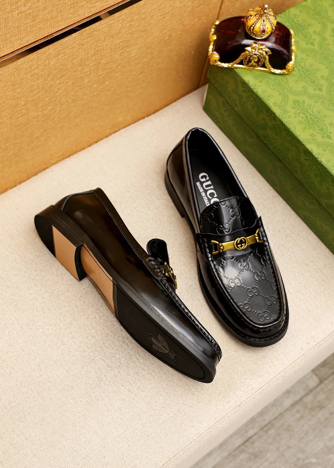 Men's shoes 💰460 💐 Product trademark: GUCCI "Gucci" casual leather shoes Regular size: 38-44 (45🉑️customized) Product materials: Selected imported first-layer open-edge beaded cowhide embossed upper + luxury hardware buckle, imported water-dyed cowhide leather lining. Strong three-dimensional visual effect, original combination outsole Color: 4⃣️colors available